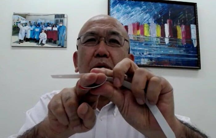 8センチの細さを指2本で示す清田さん