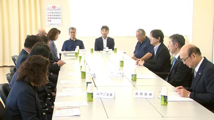 漁業関係者と懇談される秋篠宮さま(石川・輪島市)