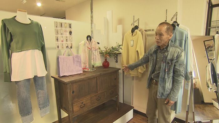 趣味で古民具をリメイクした陳列棚をブティックに置いた