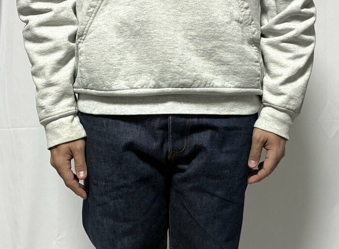 裾の先がパンツの股上の半分くらいの位置にくるのが目安（特集班撮影）