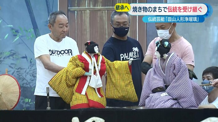 3年ぶりの鑑賞会に向け稽古を行う皿山人形浄瑠璃保存会のメンバーたち