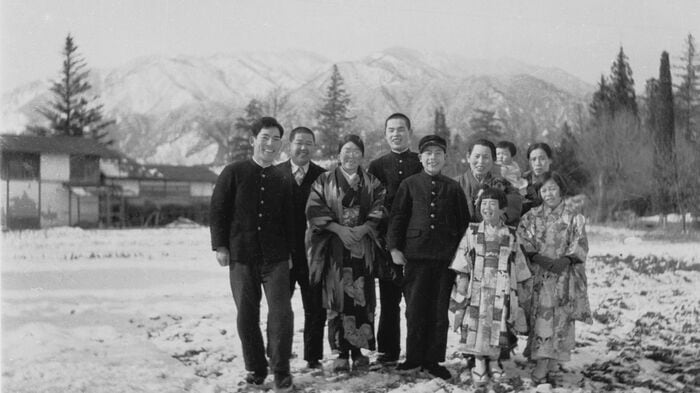 良司と家族(上原幸一氏所蔵・慶應義塾福澤研究センター提供)