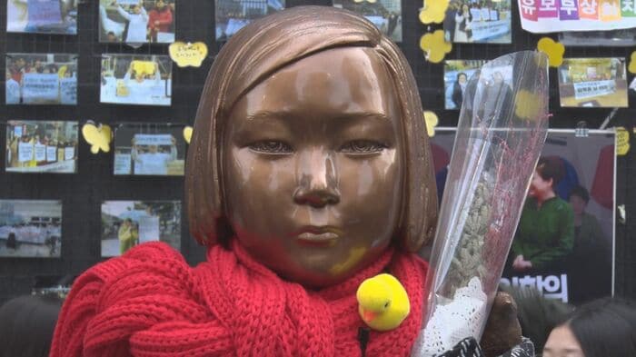ソウルの日本大使館前に設置され日本政府が撤去を求めている慰安婦像。2015年の日韓合意で韓国政府は「適切に解決されるよう努力する」と約束したが設置されたまま