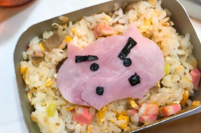 過去に作った「クレヨンしんちゃん」の“ぶりぶりざえもん”豚チャーハン(提供:Kさん)