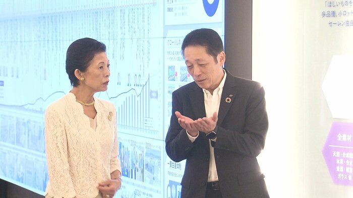 セーレン山田社長から説明を聞く久子さま