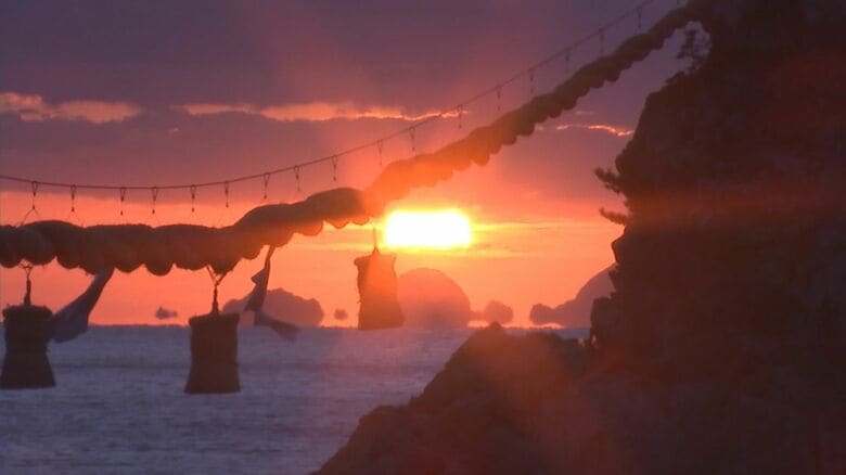 初日の出の名所・豊後二見ヶ浦に多くの人　元日の年賀状配達　大分県内では３７５万通｜FNNプライムオンライン