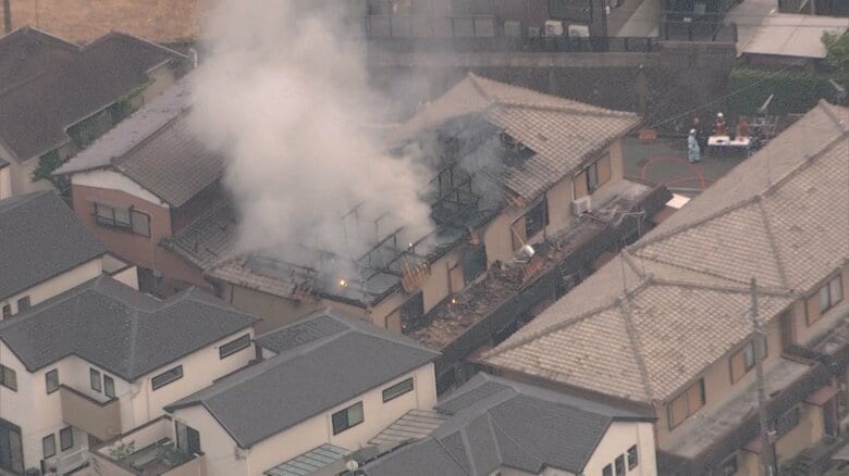 【速報】「住宅の庭で何かが燃えている」大阪・箕面市で集合住宅を焼く火事　2人搬送　消火活動続く｜FNNプライムオンライン