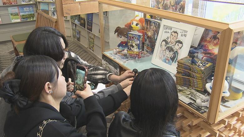 「名探偵コナン」“聖地巡礼”に全国から長野県庁に多くのファン　県民ホールに作者の青山剛昌さんのサインなど展示　県はお盆期間の公開も検討｜FNNプライムオンライン