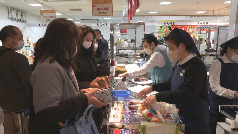 富山大和「大九州展」開幕　福岡の「梅ヶ枝餅」に開店前から長蛇の列、九州7県の味が一堂に｜FNNプライムオンライン