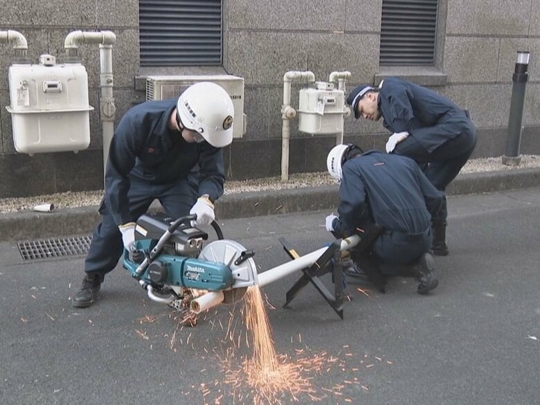 南海トラフ巨大地震を想定…警察官約100人が参加する大規模訓練 交差点では一般車を手信号によって誘導｜FNNプライムオンライン