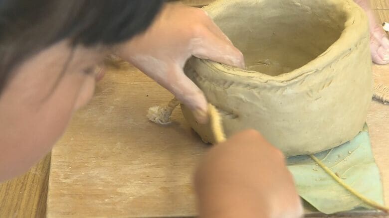 当時の技法で縄目模様など…夏休み中の小中学生が縄文土器づくりに挑戦 岐阜県高山市・風土記の丘学習センター｜FNNプライムオンライン