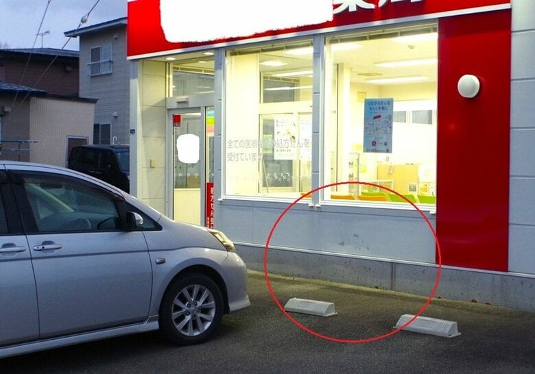 「店舗に車が突っ込んできた」薬局駐車場で80代男性の車が外壁に衝突…アクセルとブレーキを踏み間違えたか…まき込まれた人やケガ人なし〈北海道新ひだか町〉｜FNNプライムオンライン