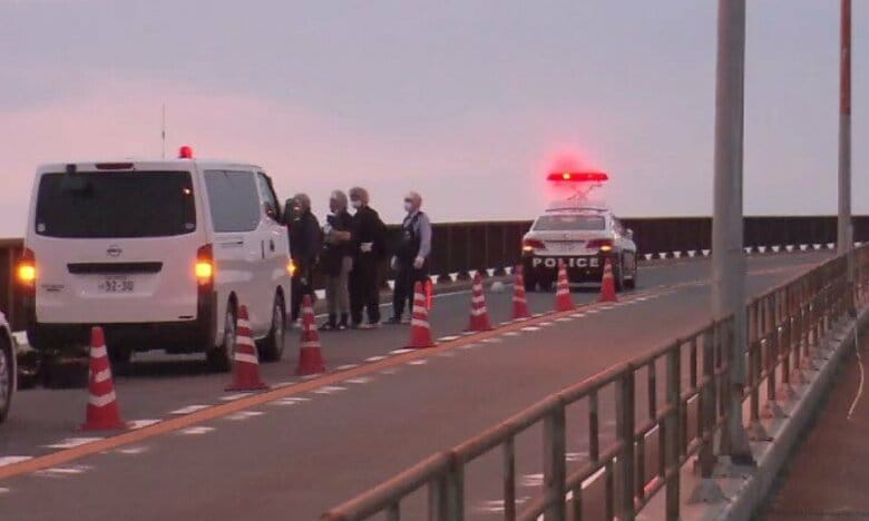 変死女性の死因は「ひも状のもので首を圧迫された窒息」　警察は殺人事件として捜査　大阪・大正区「なみはや大橋」の下の台船で血を流して倒れているのが見つかり警察が捜査｜FNNプライムオンライン