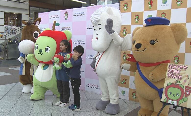 「可愛い」　駅で来年の干支のキャラクターなどと写真撮影会　12月15日に受け付けが始まる年賀状用などとして人気｜FNNプライムオンライン