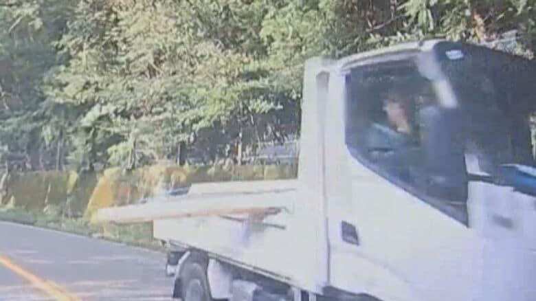「うわぁ！何が起きた？」トラック“当て逃げ”の瞬間   荷台から突き出た木材   運転中に電話をしていたか 【福岡発】｜FNNプライムオンライン