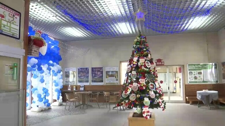 ＪＲ盛駅にクリスマスツリー　園児が飾り付け点灯　岩手県大船渡市｜FNNプライムオンライン