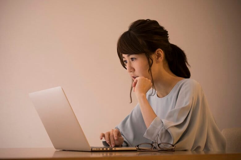 イメージ(メールの文章を考えている女性)