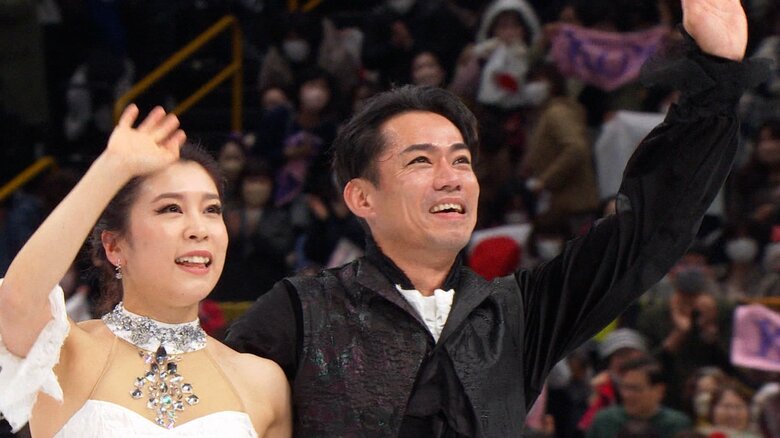 世界選手権(2023年3月)で拍手を送る観客たちに手をふる2人