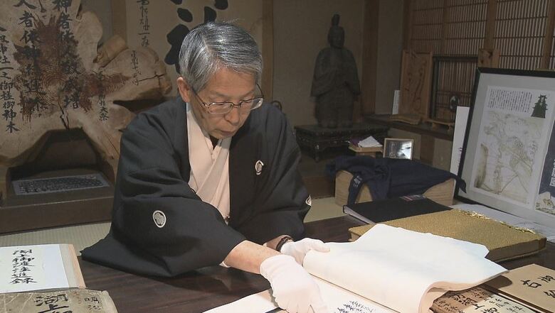 「御渡注進録」について話す宮坂宮司