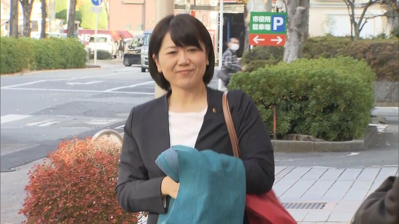 登庁時に笑顔を見せた小川市長　26日