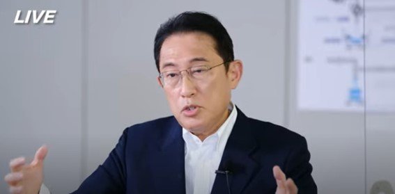 YouTube生配信中の岸田氏（5日）