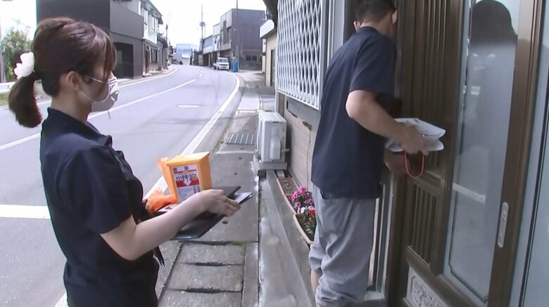 新型コロワクチン接種のため、患者宅を訪問する川島院長と看護師