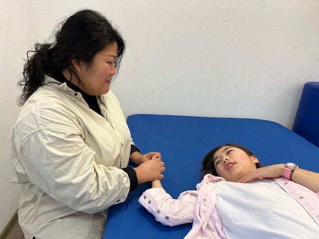 みのりさんは子どもの心の不安を取り除こうと語りかける