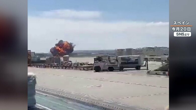 墜落後、爆発し炎上する
