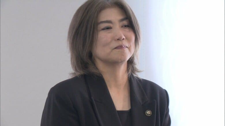 会見の最後には笑顔も