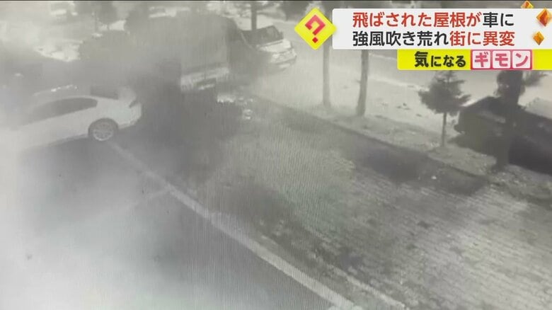 トルコ・オルドゥで吹き飛ばされた屋根に車がつぶされる瞬間(1)