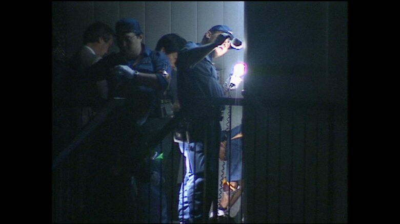 指紋など証拠を採取する捜査員（1995年）