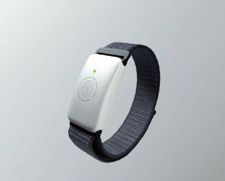 熱中対策ウォッチ カナリア　通常時は緑色に点滅（画像提供：Biodata Bank）