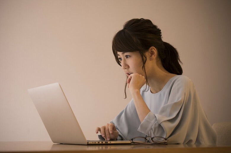 イメージ（メールの文章を考えている女性）