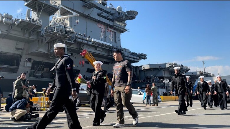 冒頭で紹介した「彼女を待つ男性」は無事彼女と再会し、花束を手渡せたようだった