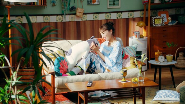 移動中常に持ち歩いているというぬいぐるみと撮影