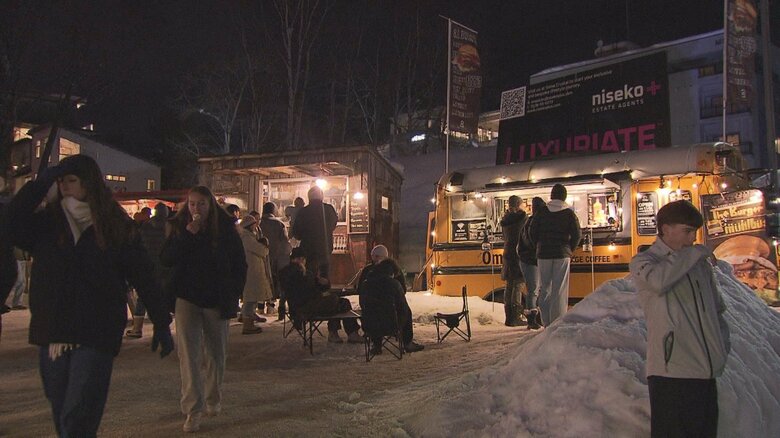 夜も外国人観光客でにぎわう