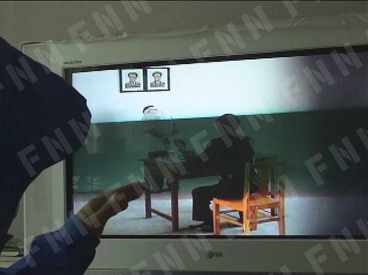 「拷問」映像について説明するMr.X