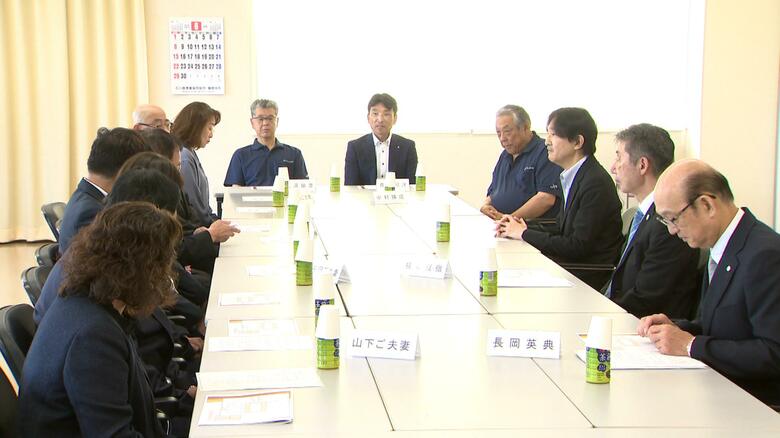 漁業関係者と懇談される秋篠宮さま（石川・輪島市）
