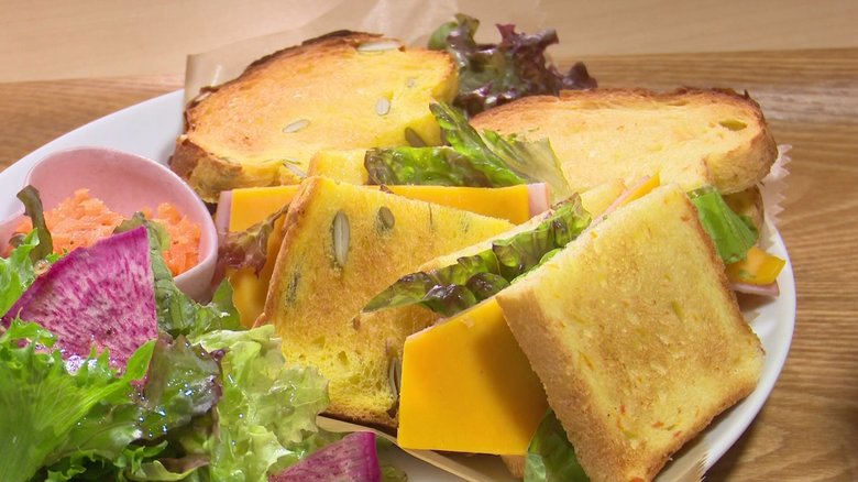 タニタのカフェとコラボ…駅前で見つけたうれしいモーニングは「野菜を練りこんだ」ヘルシーサンドイッチ