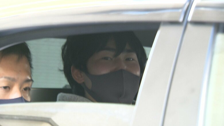 小野田容疑者は、カメラに向かって、不敵な笑みを浮かべていた。