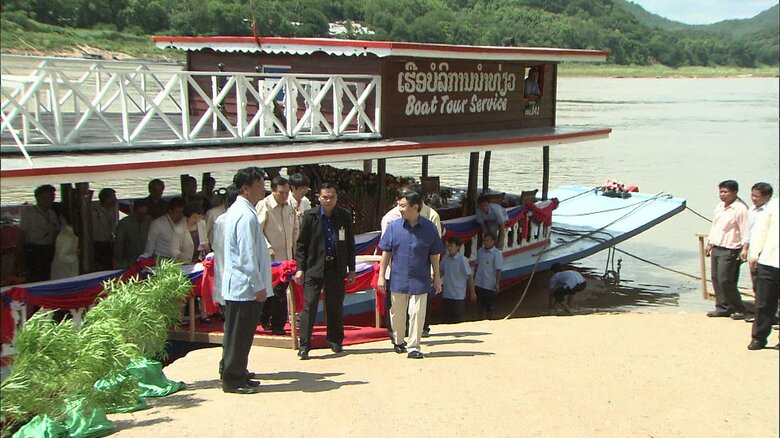 船着き場で取材に応じられる皇太子さま