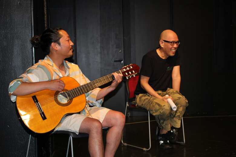 稽古中の山本将平さん(左)、納谷真大さん(右)