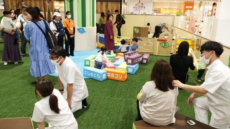 ホグシーランドで遊ぶ子ども達ともみほぐしを受ける保護者