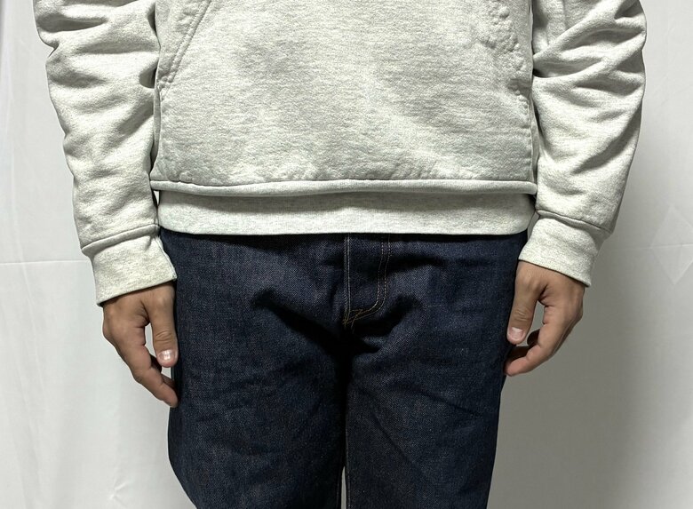 裾の先がパンツの股上の半分くらいの位置にくるのが目安（特集班撮影）