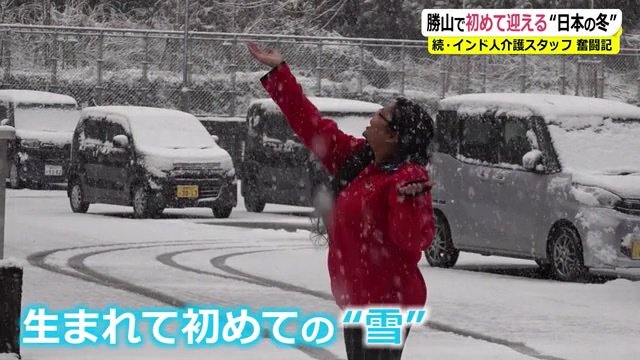 雪に大はしゃぎするダナさん