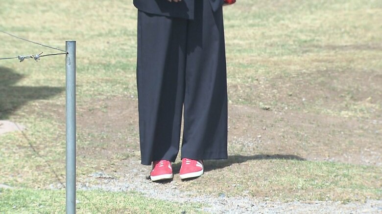 ポーチと同じ赤色のスニーカーを着用されていた佳子さま