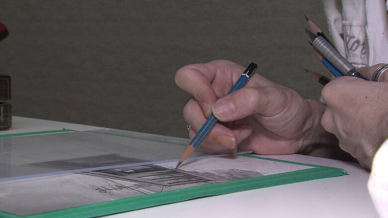 太さや濃さの違う鉛筆を使って描いていく