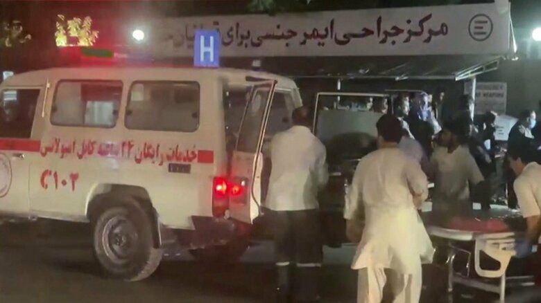 空港自爆テロでは米軍兵士13人を含む180人以上が犠牲になった（2021年8月26日・カブール）