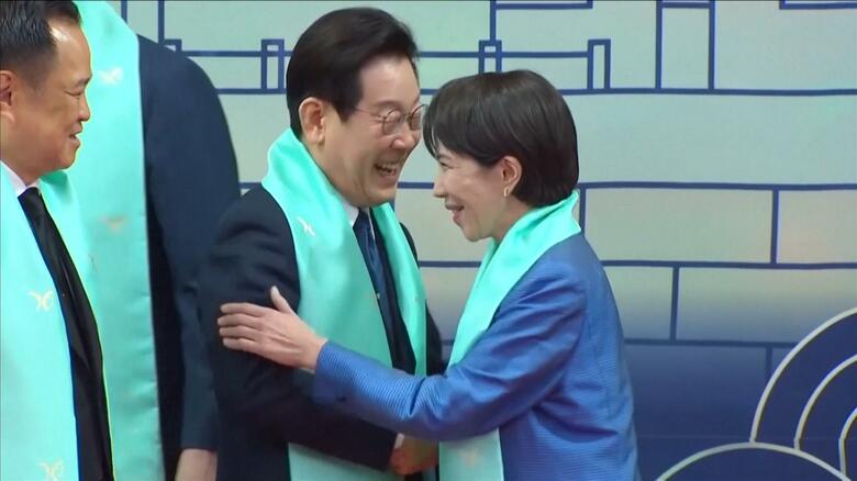 笑顔で握手を交わす高市首相と韓国の李在明大統領
