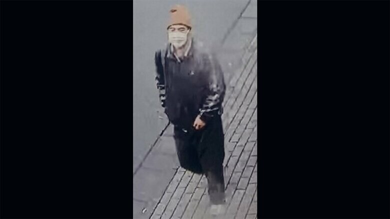 警視庁は、現場から逃走した男の画像を公開した。